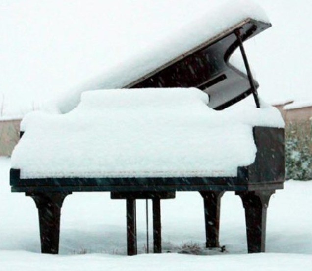Piano bevroren in het ijs